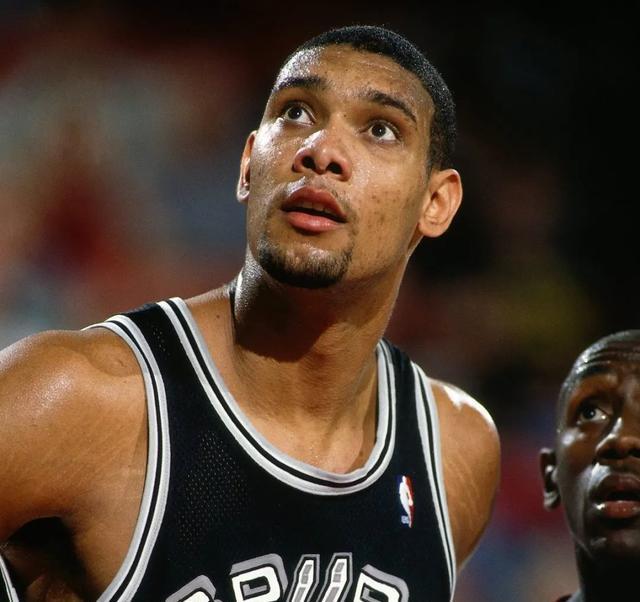 倒地抢球的 倒地抢球的